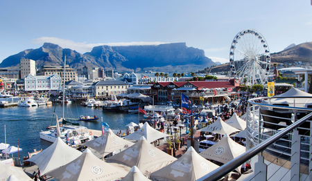 Hafenpromenade der Waterfront vor der Kulisse des Tafelbergs: Singles & Alleinreisende buchen bei singlereisen.de