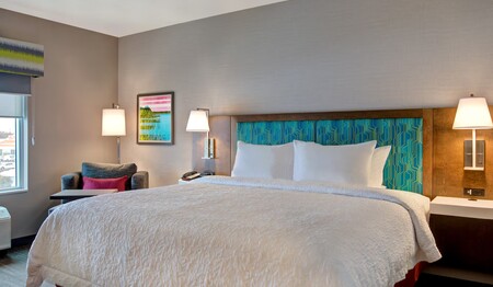 Modernes Hotelzimmer mit Betten, Schreibtisch und TV im Hotel Hampton Inn by Hilton Brockville für Singlereisen und Alleinreisende.
