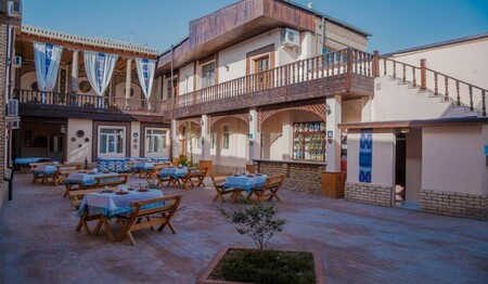 Der Innenhof des Hotels Arkanchi lädt Singles & Alleinreisende zum gemeinsamen Verweilen ein.