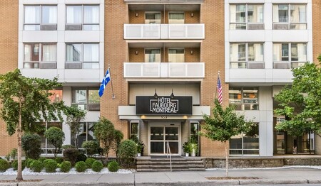 Moderne Fassade und Eingang des Hôtel Faubourg in Montréal, Unterkunft auf Kanada-Singlereisen.