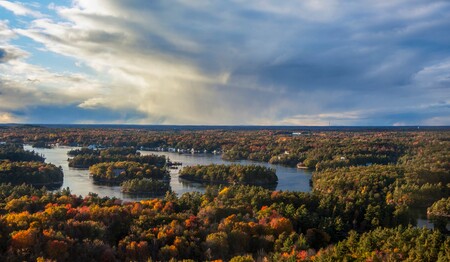 Weiter Blick über die bewaldete Inselwelt der Thousand Islands im Ontario-See, Naturerlebnis auf Kanada-Singlereisen.