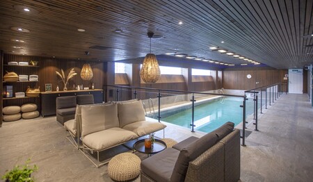 Wellnessbereich mit Hallenbad im Hotel Laponia für Singleurlaub in Lappland.