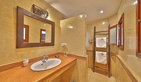 Singlereisen Marokko: Riad Dar L’oussia Essaouira Badezimmer für Singles & Alleinreisende.