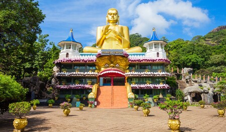 Singlereise Sri Lanka: Besichtigung des Goldenen Tempels in Dambulla für Singles & Alleinreisende.