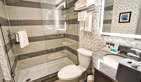 Modernes Badezimmer mit Dusche und Granit-Waschtisch im Hotel Holiday Inn Toronto Downtown Centre für Singlereisen.