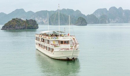 Außenansicht des Schiffs in der Halong-Bucht: Singles & Alleinreisende buchen bei singlereisen.de