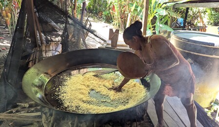 Singlereise Amazonas: Traditionelle Vorbereitung von Maniokmehl.