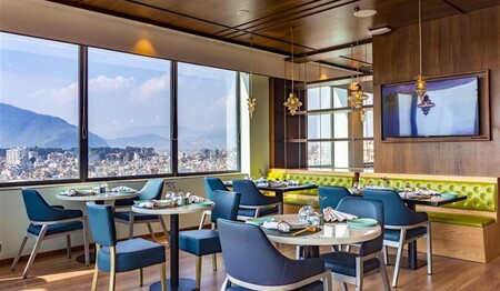 Rooftop-Restaurant Holiday Inn Express Kathmandu auf Ihrer Rundreise Indien & Nepal für Singles & Alleinreisende