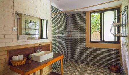 Badezimmer im Nana Jungle Resort auf Ihrer Rundreise Indien & Nepal für Singles