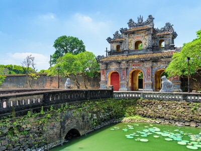 Singlereisen in Vietnam: Historische Architektur der Zitadelle in Hue mit einem idyllischen Seerosenteich.