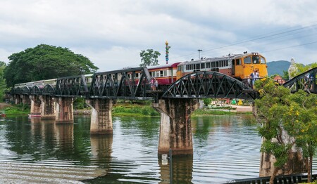 Zug über die historische River Kwai Brücke – Erlebnis einer Singlereise in Thailand