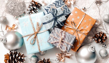 Kleine, weihnachtlich verpackte Geschenke – festliche Stimmung im Singleurlaub