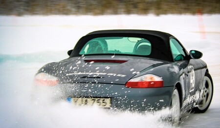 Sportwagen wirbelt Schnee auf beim Eistraining in Schwedisch-Lappland für Singles & Alleinreisende.