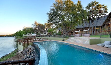 Der Außenpool der Lodge direkt am Flusslauf: Singles & Alleinreisende buchen bei singlereisen.de