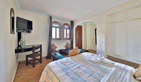 Singlereisen Marokko: Zimmer mit Doppelbett im Riad Dar L’oussia Essaouira für Singles & Alleinreisende.