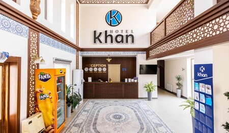 Die Rezeption des Hotels Khan in Samarkand während einer Rundreise für Singles durch Usbekistan.