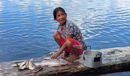 Singlereise Amazonas: Zubereitung von Fisch nach lokaler Art über Holzkohle.