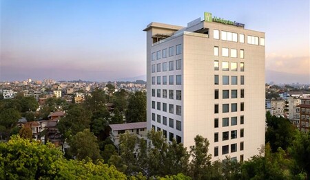 Außenansicht Holiday Inn Express Kathmandu auf Ihrer Rundreise Indien & Nepal für Singles & Alleinreisende