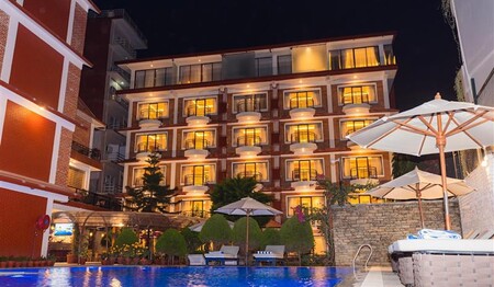 Aussenansicht Hotel Temple Himalaya in Nepal auf Ihrer Rundreise Indien & Nepal für Singles & Alleinreisende