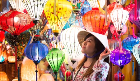 Singlereisen in Vietnam: Eine Frau bei der Fertigung bunter Lampions in Hoi An – kulturelle Entdeckungen für Singles & Alleinreisende.