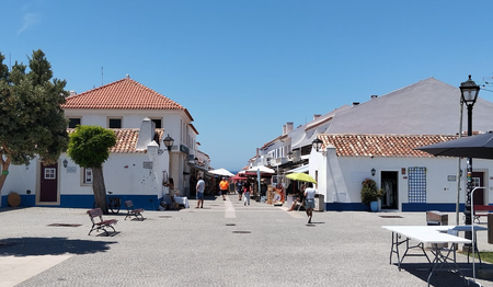 Weiße Häuser im Küstenort Porto Covo – Urlaub für Singles & Alleinreisende in Portugal