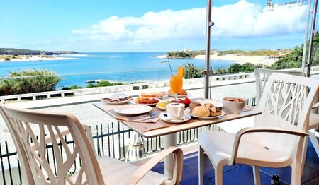 Frühstückstisch mit Blick auf Strand und Atlantik