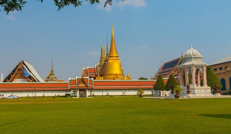 Blick auf den Wat Phra Kaew Tempel in Bangkok – spiritueller Höhepunkt auf Singlereise in Thailand