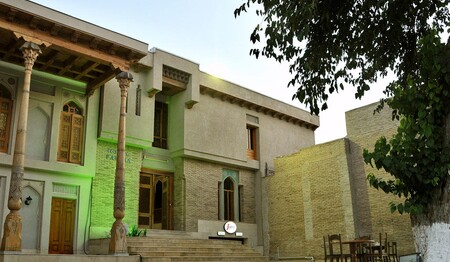 Die traditionelle Fassade des Hotels Fatima in der Altstadt von Buchara auf einer Rundreise durch Usbekistan.