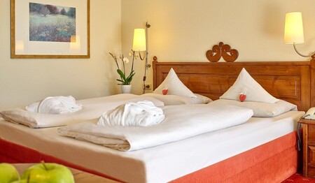 Einladendes Doppelzimmer im niederbayerischen Stil mit gemütlicher Ausstattung im Aktivurlaub mit singlereisen.de