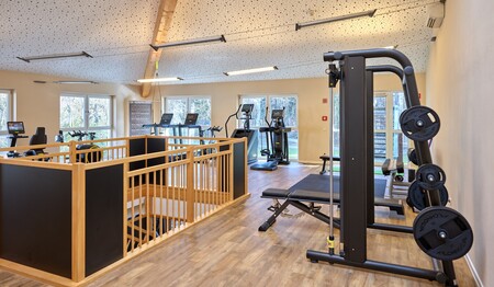 Moderner Trainingsbereich mit Kraftgeräten und Kardiogeräten für Sportbegeisterte