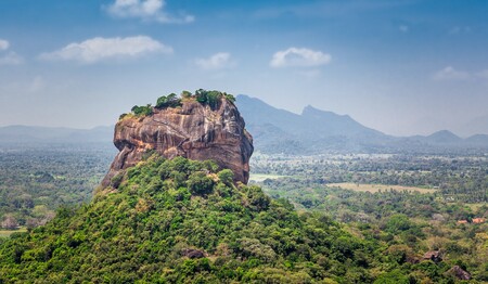 Singlereise Sri Lanka: Ausblick auf den Löwenfelsen Sigiriya für Singles & Alleinreisende.