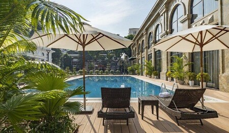 Poolbereich der Unterkunft in Hanoi: Singles & Alleinreisende buchen bei singlereisen.de
