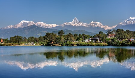 Nepal Singlereisen: Entspannung am Phewa-See in Pokhara vor der Kulisse des Annapurna-Gebirges