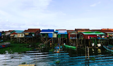Die beeindruckenden Stelzenhäuser und das authentische Dorfleben in Kompong Khleang am Tonle-Sap-See Singles entdecken.