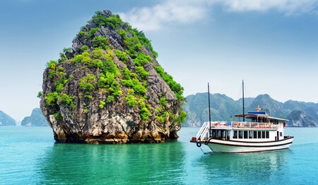 Singlereisen in Vietnam: Traditionelle Dschunke in der Halong-Bucht ein Highlight für Singles & Alleinreisende