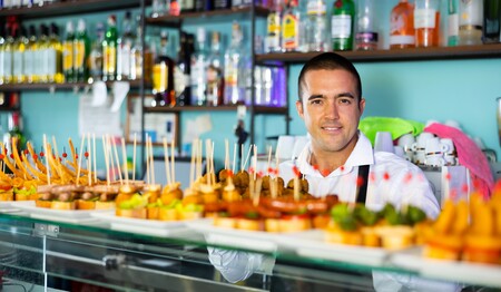 Leckere Pintxos in einer Bar probieren im Singleurlaub Baskenland