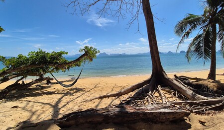 Einsamer Strand im Süden von Koh Lanta und Kulisse für eine Singlereise in Thailand