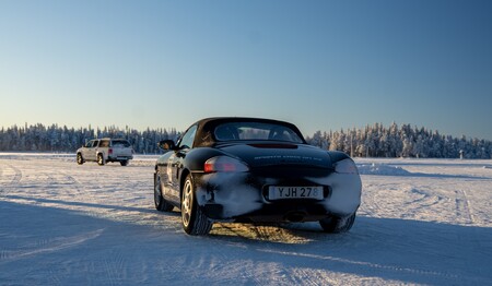 Schwarzer Porsche beim Ice Drifting auf gefrorenem See in Schwedisch-Lappland für Singles & Alleinreisende.