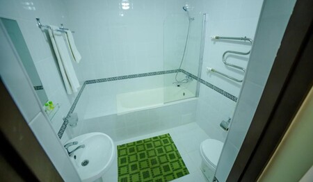 Ein Bad mit Badewanne im Hotel Arkanchi für Singlereisen nach Usbekistan.