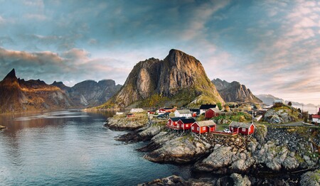 Traditionelle rote Rorbuer Fischerhütten an den Felsen der Lofoten-Küste während einer Singreise nach Norwegen.