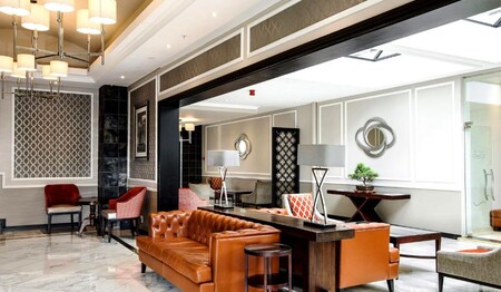 Stilvolle Sitzecken mit Ledersofa in der Hotellobby: Singles & Alleinreisende buchen bei singlereisen.de