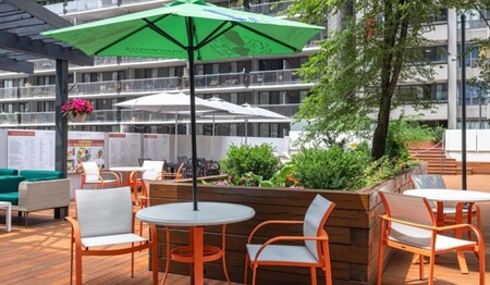 Außenterrasse mit Lounge-Möbeln und Sonnenschirmen im Hotel Holiday Inn Toronto Downtown Centre für Singlereisen.