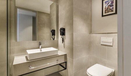 Bad Beispiel im Holiday Inn Express Kathmandu auf Ihrer Rundreise Indien & Nepal für Singles & Alleinreisende