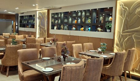 Restaurant Hotel Sakura Gold Gurgaon auf Ihrer Rundreise Indien & Nepal für Singles & Alleinreisende