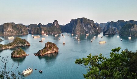 Singlereisen in Vietnam: Traditionelle Dschunken in der Halong-Bucht ein Highlight für Singles & Alleinreisende
