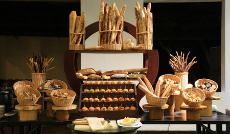 Frisches Baguette und Brotauswahl beim Frühstück im Hotel auf einer Singlereise durch Sri Lanka.