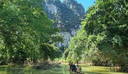Bambusfloß im Khao Sok Nationalpark – Singlereise durch Regenwald und Kalksteinlandschaft