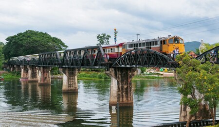 Zug über die historische River Kwai Brücke – Erlebnis einer Singlereise in Thailand