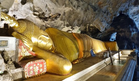 Goldener liegender Buddha in der Tham Khao Luang Höhle – kultureller Höhepunkt auf Singlereise in Thailand