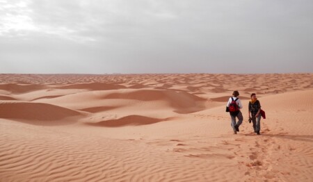 Beim Kameltrekking in der Sahara mit singlereisen.de die Faszination der Wüste entdecken